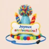 Chapeau anniversaire coloré pour chien avec inscription Joyeux anniversaire – vue de face – fabrication française